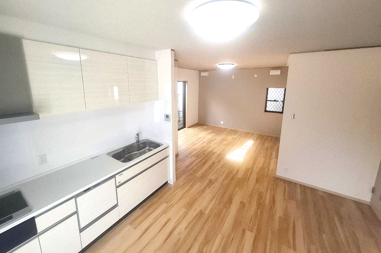 LDK約15.1帖。クロス貼替えやフロアタイル上貼りなどのリフォームできれいになりました。