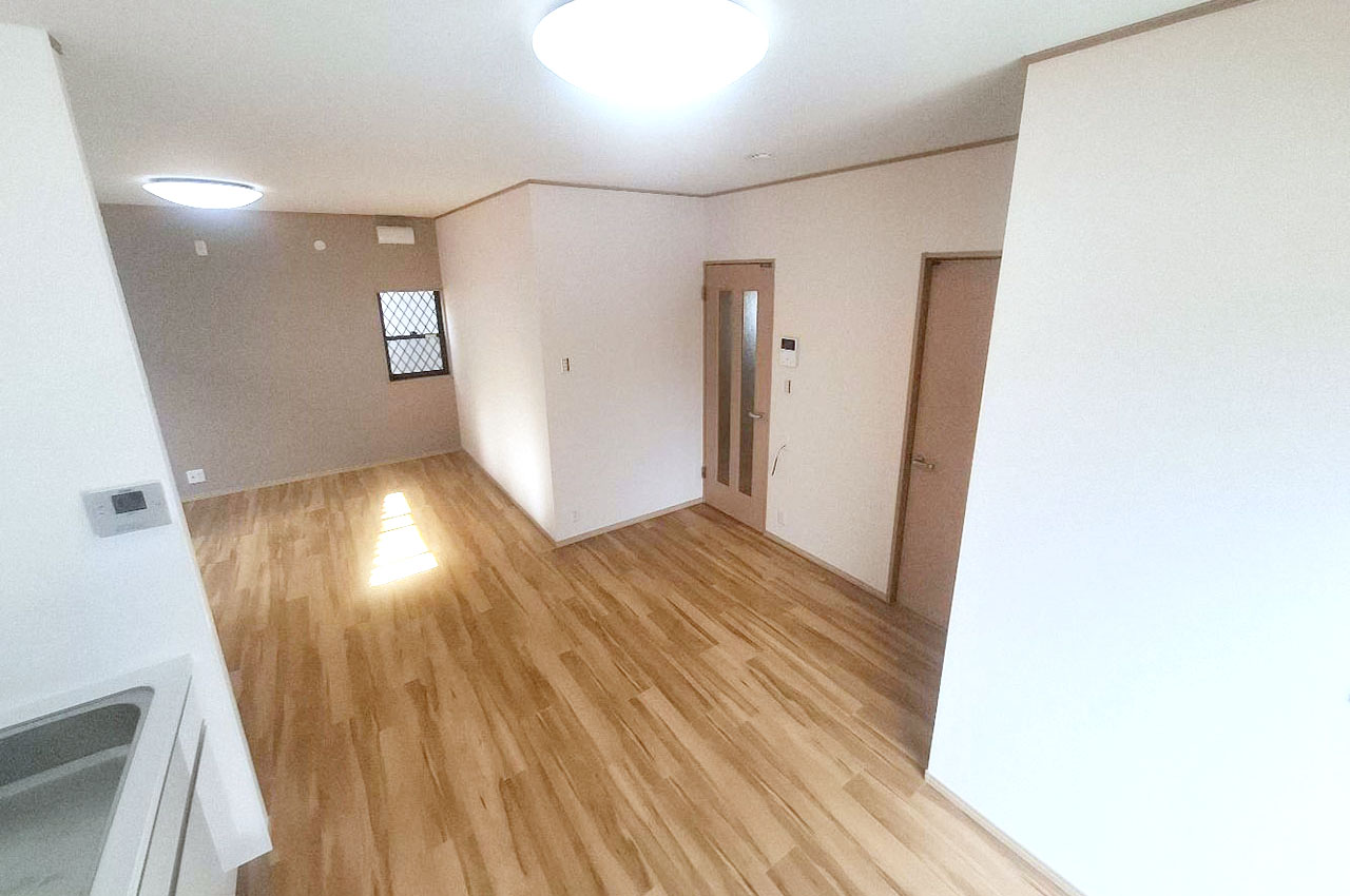 リビングの壁一部には、アクセントクロスを施しました。