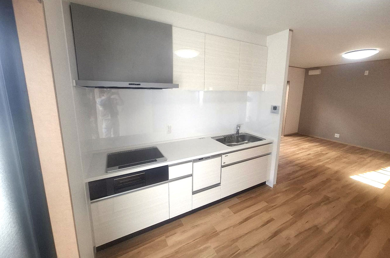 スペースを有効に使えて、お料理にも集中しやすい壁付けタイプのキッチンです。