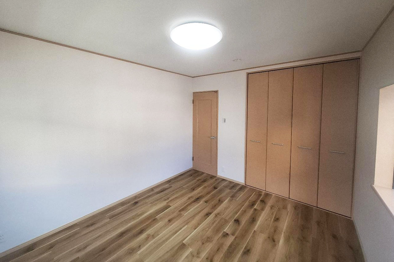 寝具や家具などを設置しやすいゆったりとした洋室約7帖。主寝室におすすめのお部屋です。