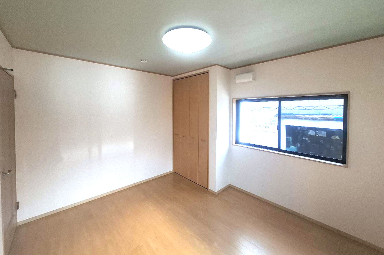 洋室約6.6帖の天井部分には、ブルーグリーンのアクセントクロスを貼りました。