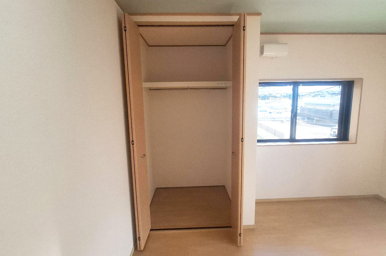 洋室約6.6帖のクローゼット。内部はきれいに新調済みです。