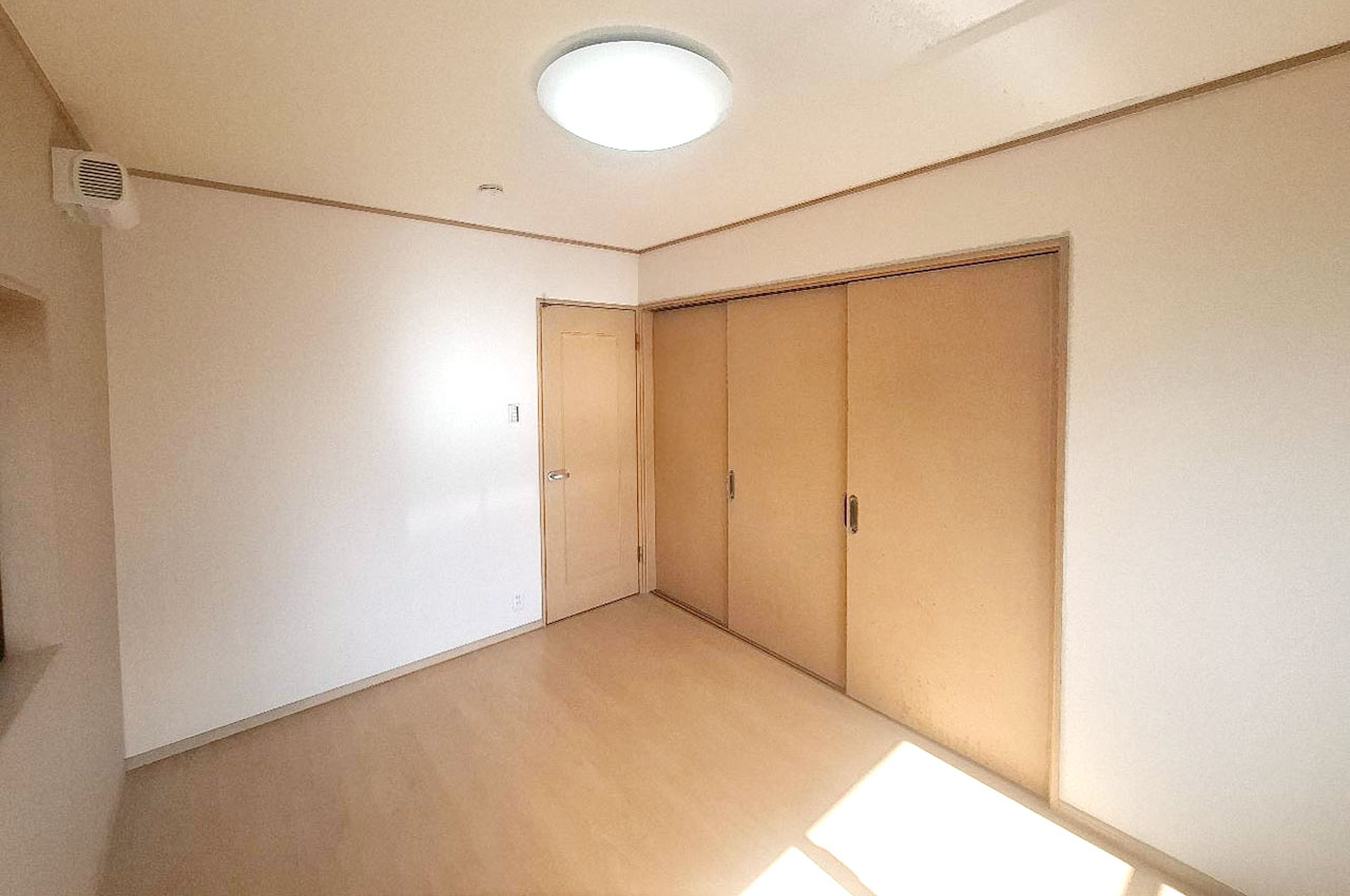 洋室約6帖もきれいにリフォーム済み。こちらもバルコニーに面した明るいお部屋です。