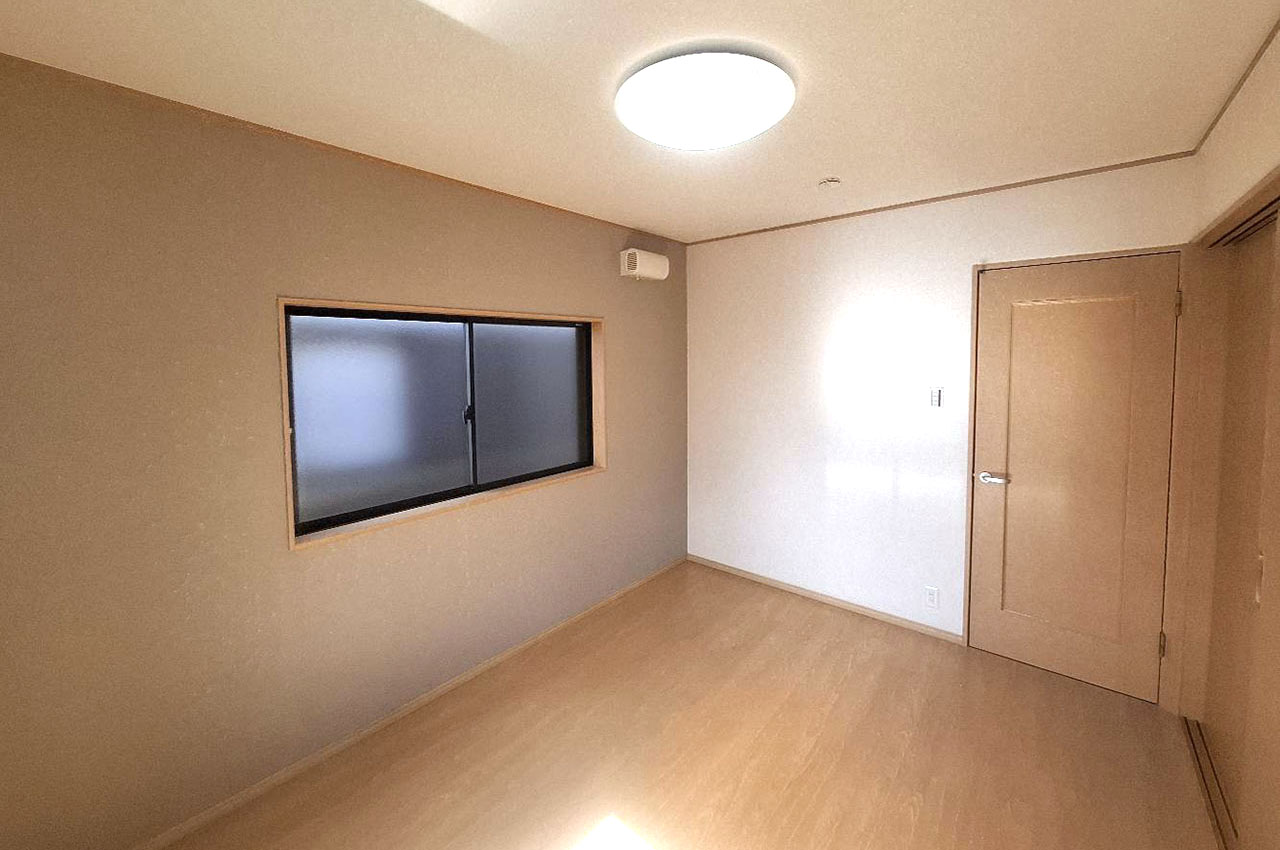 洋室約6帖の壁一部には、グレーのアクセントクロスを貼りました。