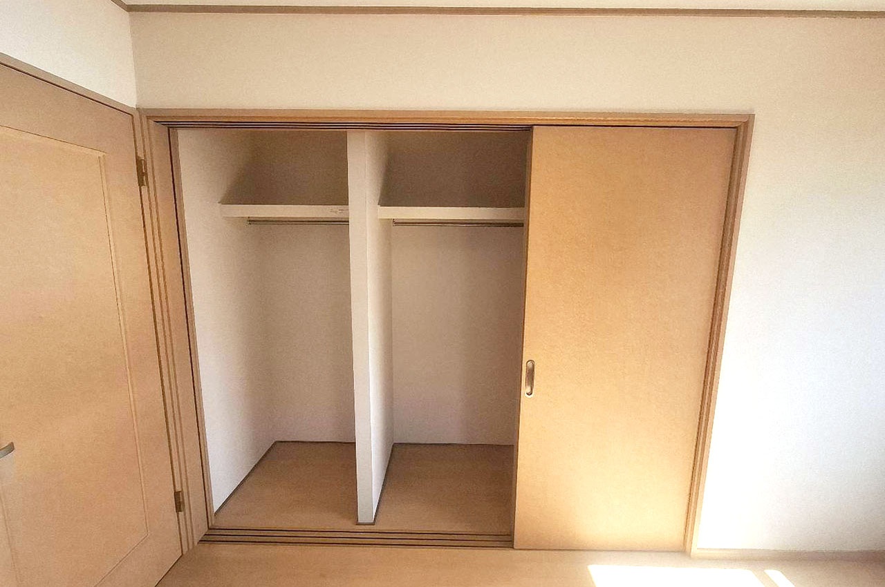 洋室約6帖内のワイドなクローゼット。開閉時に場所をとらないスライド式の建具です。