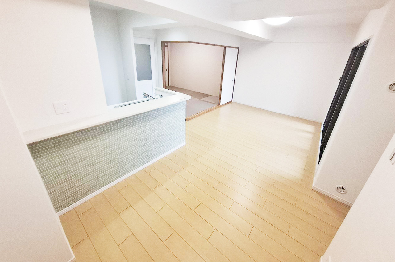 リフォーム済みのLDKはフローリングもピカピカ。清潔で気持ちの良い時間を過ごせます。