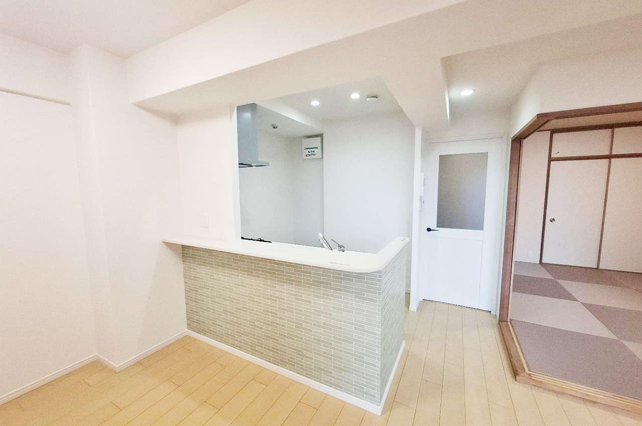 カウンター下の淡いグリーンのアクセントクロスは新調済み。タイル調の質感がおしゃれな雰囲気を与えます。