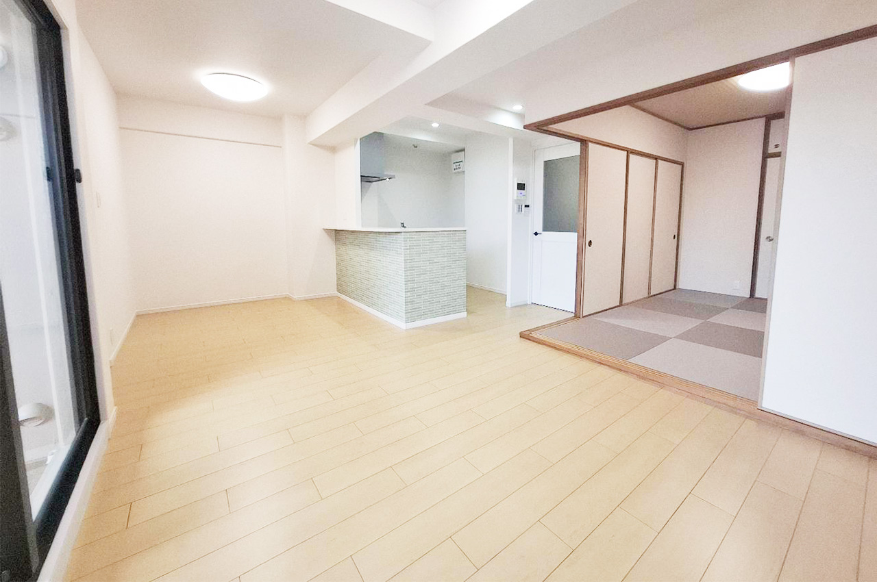 約13.3帖でレイアウトの自由度が高いLDK。隣接する和室の襖を開ければさらに広々とした空間に。