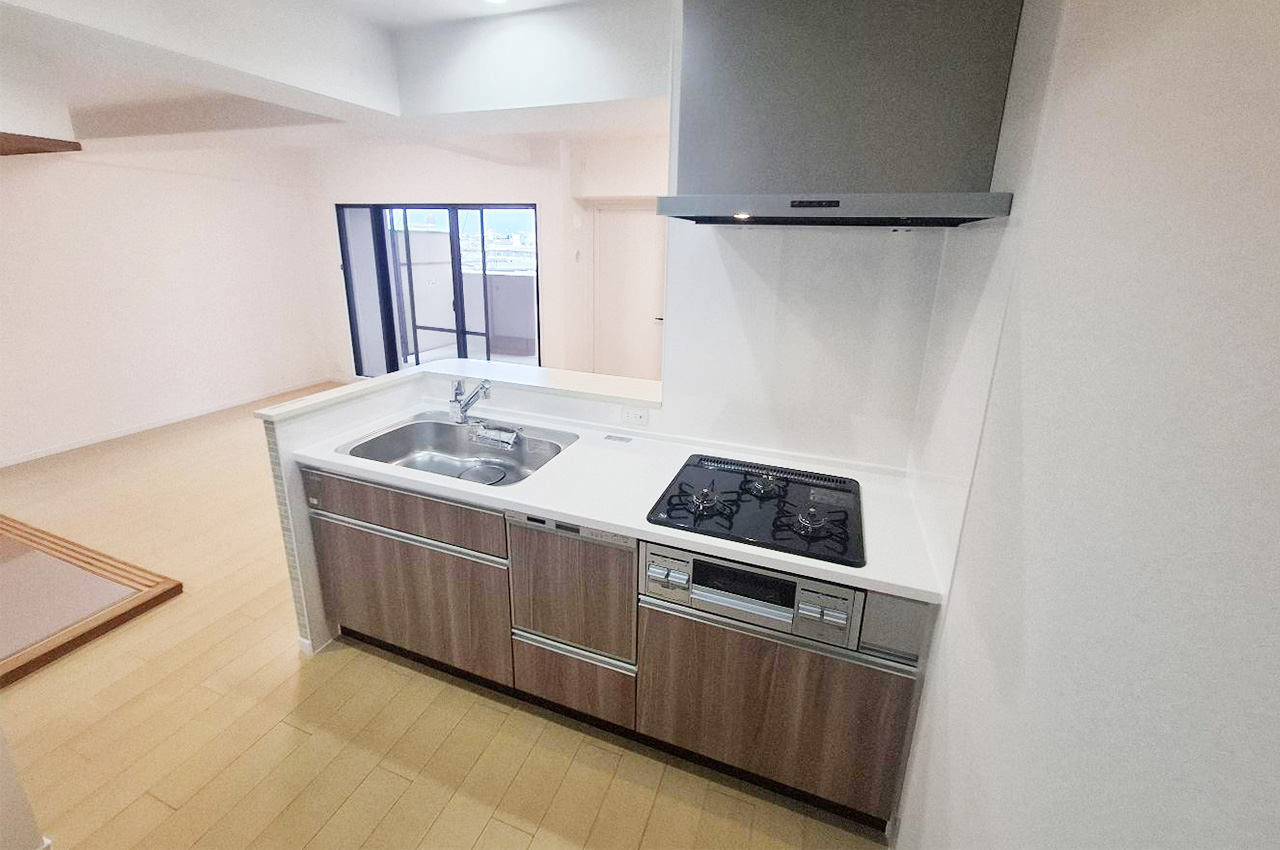 会話が弾む対面カウンターキッチン。新調済みのシステムキッチンは3口コンロで調理もスムーズ。