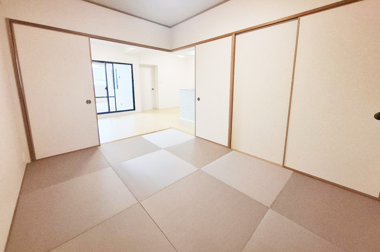 約6帖の和室は家族団らんや来客時にも重宝します。襖を閉めれば独立した空間に、開ければ開放的な空間に。