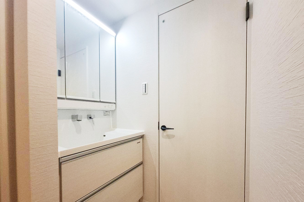 スライド収納に加え鏡内部も収納が付いた整理整頓のしやすい洗面台。浴室隣接で動線もスムーズ。