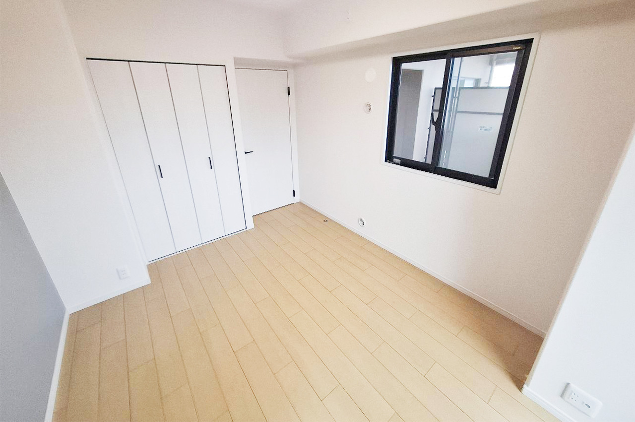 リビングから出入りできるゆったりとした洋室①。寝室や書斎、趣味部屋など多用途に使えるお部屋です。