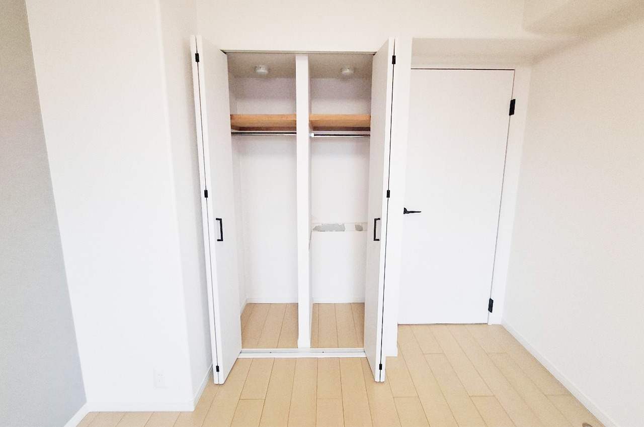 洋室①はクローゼット付きで収納力があり、居住空間をすっきりと使えます。整理整頓もラクラク。