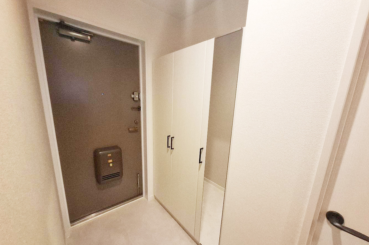 新調した姿見付きの下駄箱で玄関周りをすっきりキープ。お出かけ前の身だしなみチェックも快適。