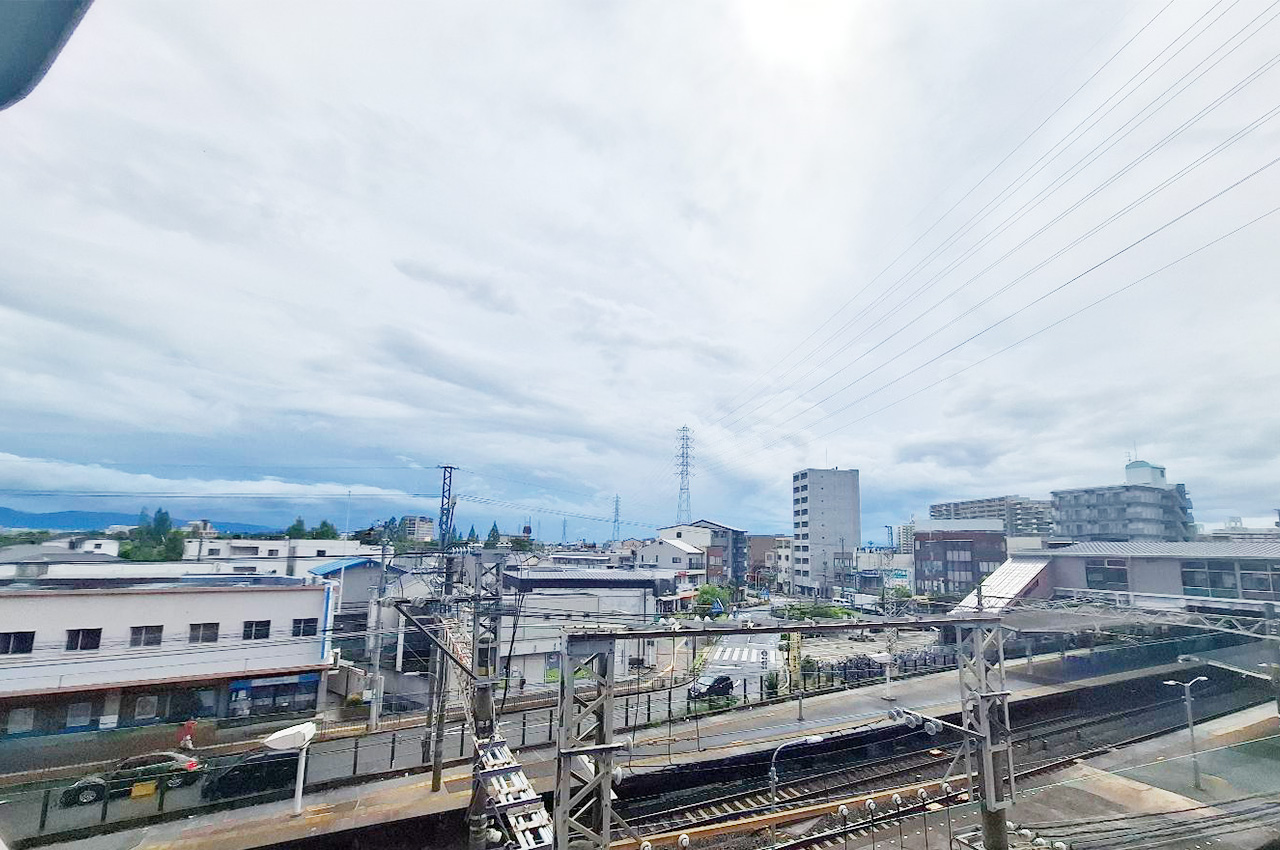 4階からの眺望は遮るものが少なく開放感があり、遠くまで見渡せる心地よい景色が広がります。