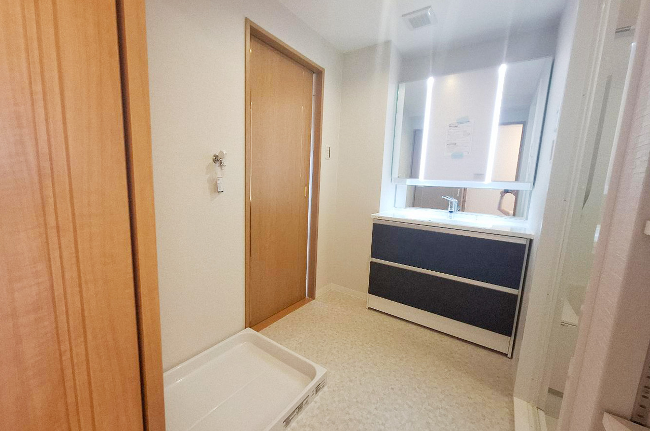 洗面室:リフォーム済み。新調した洗面台はワイドミラーと照明、引き出し収納で身支度しやすい設計。