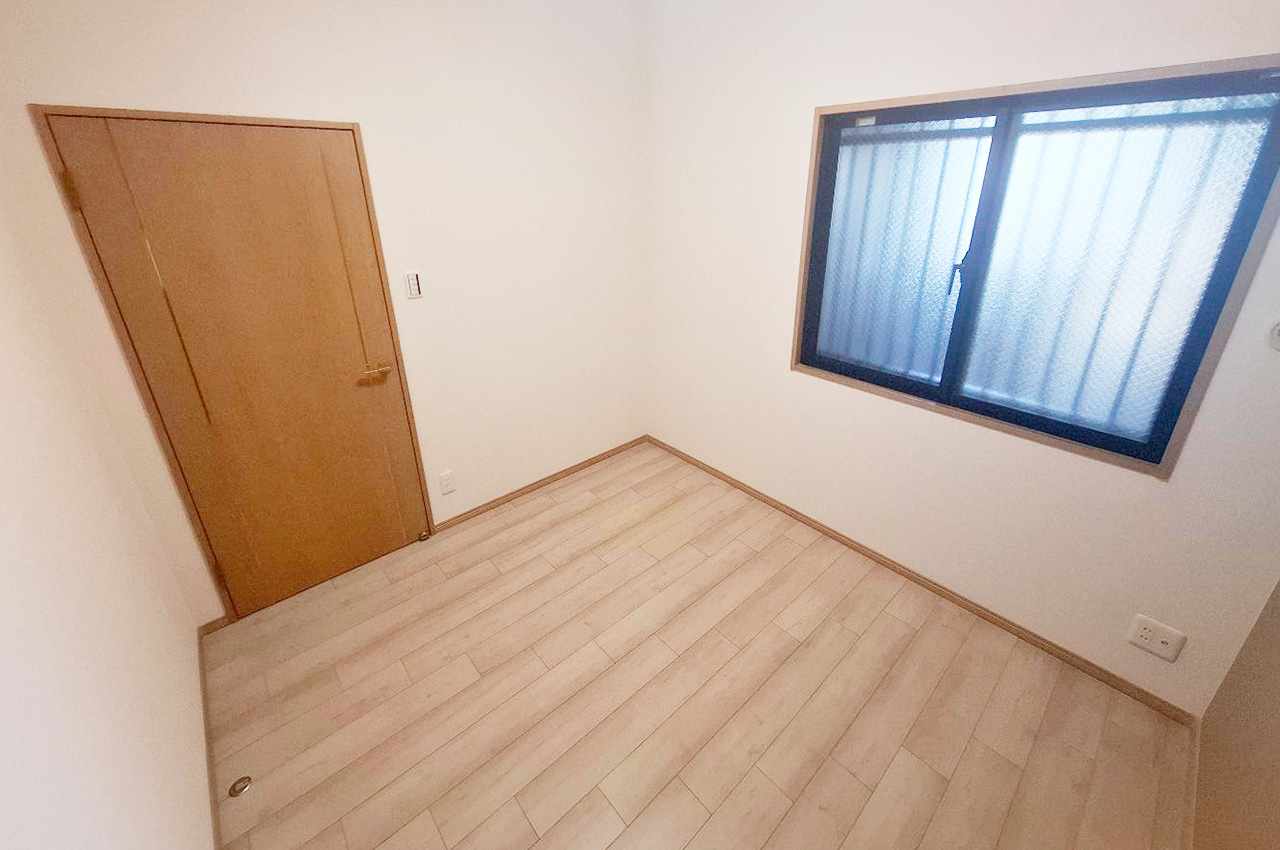 納戸:リフォーム済みの納戸は内装が整えられ、衣類や季節の家電などを安心して収納できます。