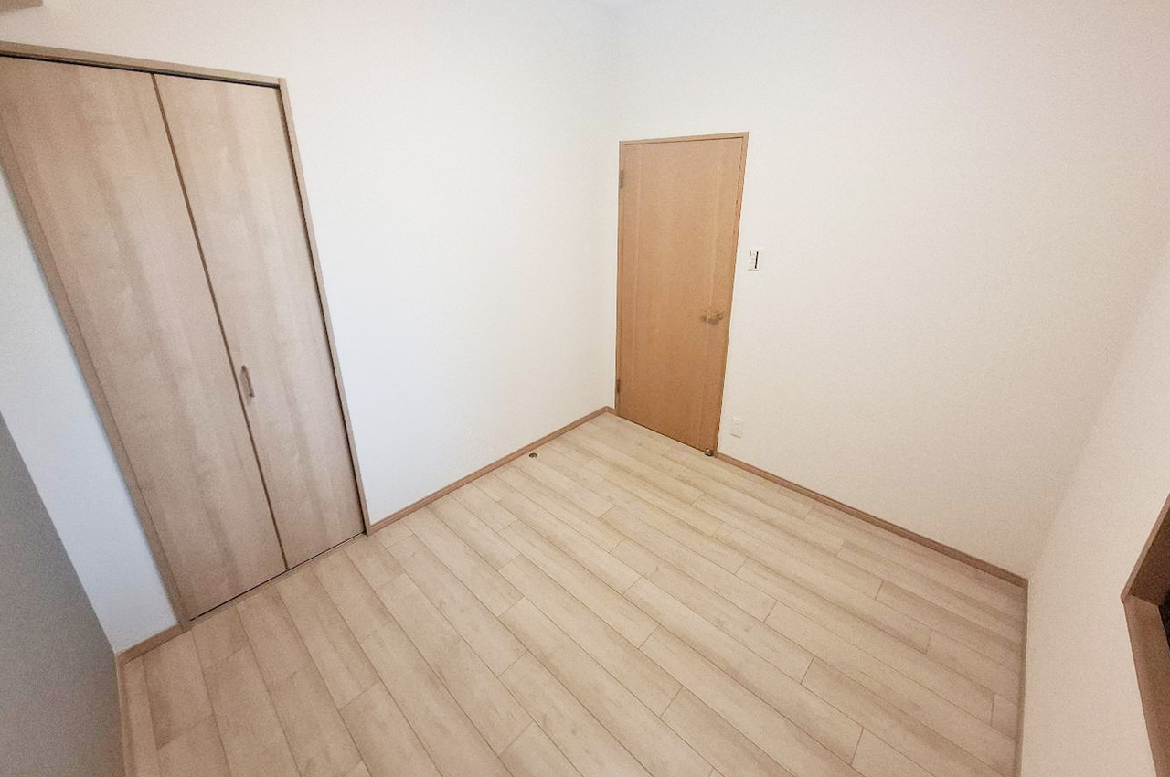 納戸:約4.5帖の納戸は、普段使わない荷物や衣替えの収納に便利。住まいをすっきり保てます。