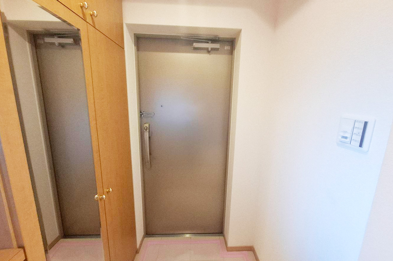 玄関:姿見付きの収納でお出かけ前の最終チェックもスムーズ。整理された玄関は快適な毎日を演出します。