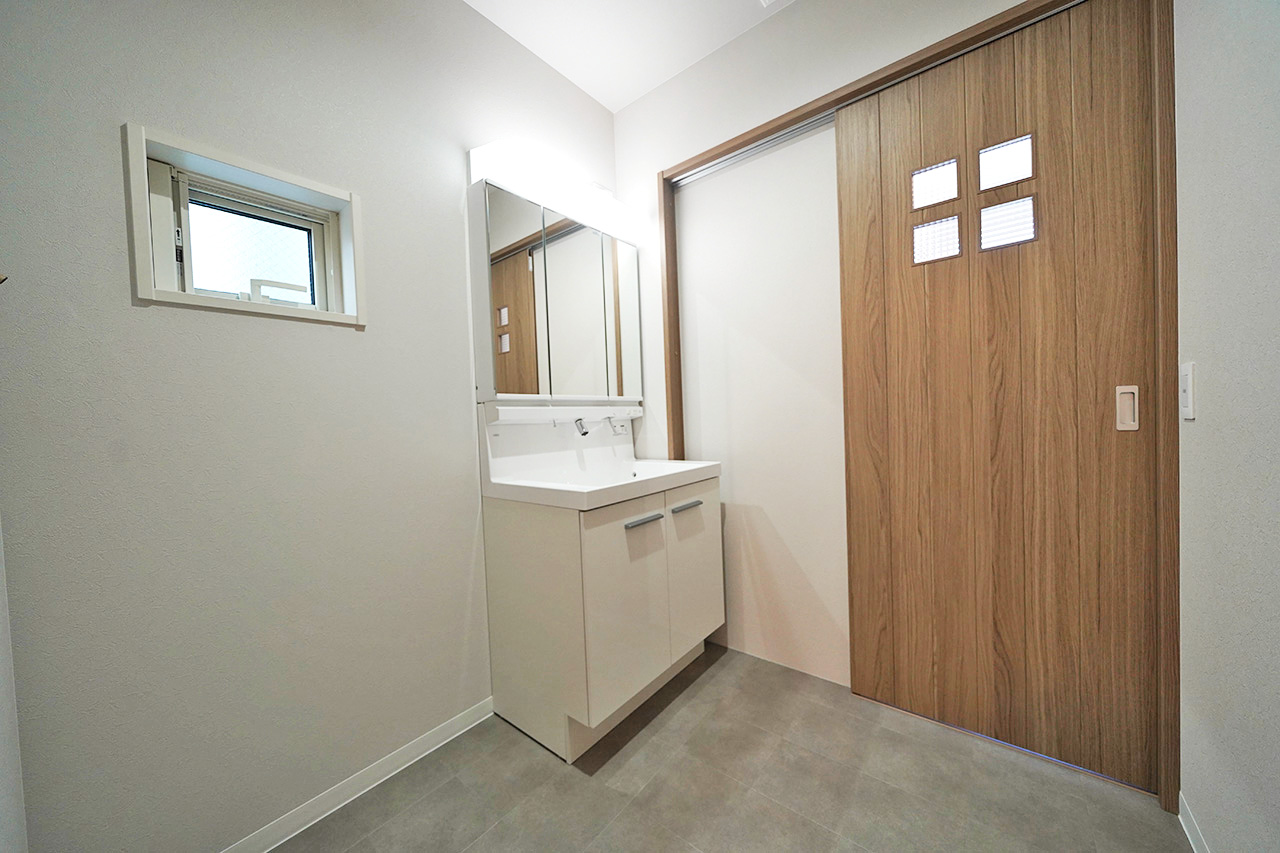 パウダールーム：上部には便利な室内物干しを設置しています。