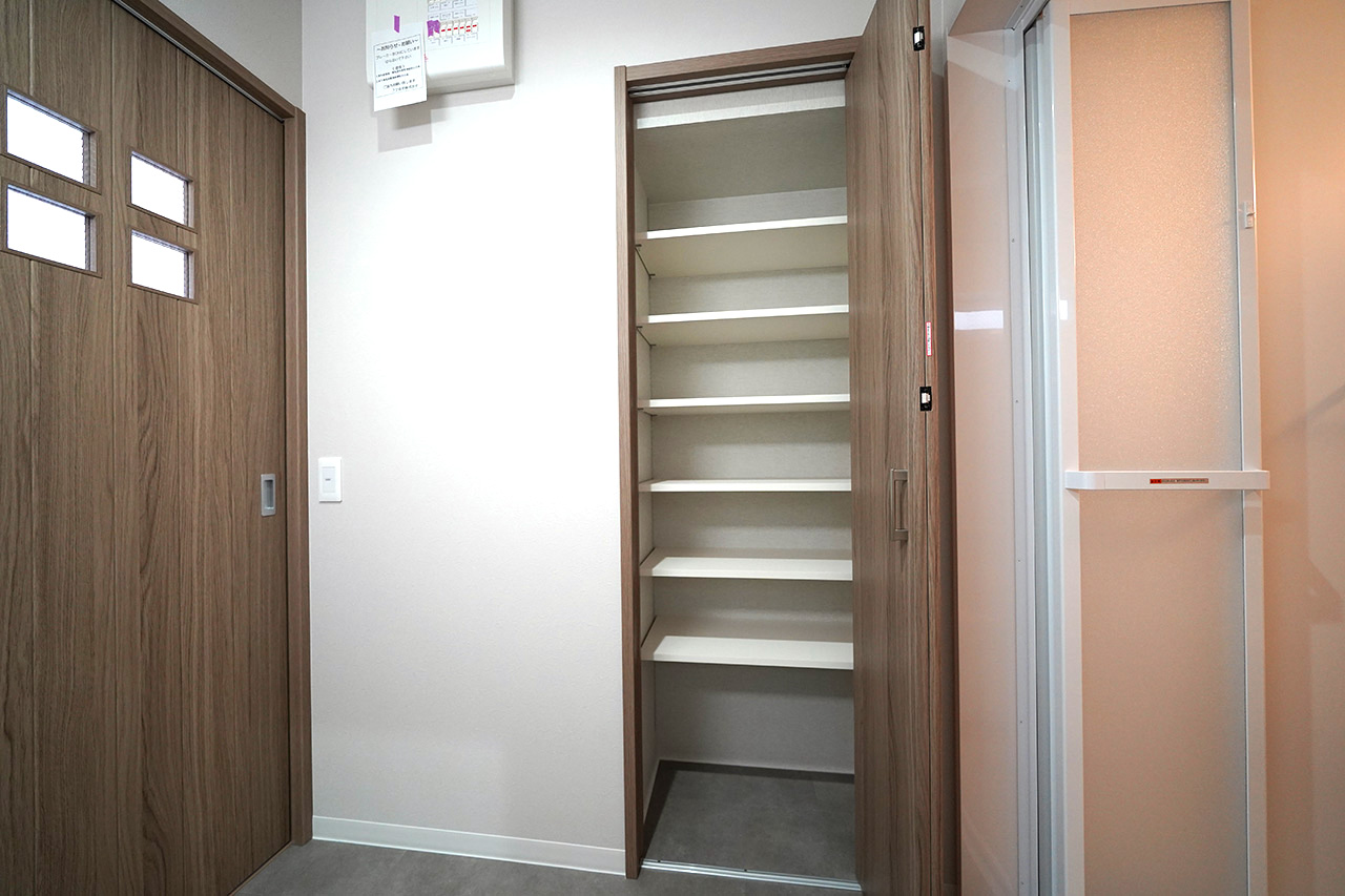 パウダールーム：タオルや洗剤などのストックなどに便利なリネン庫を設置。