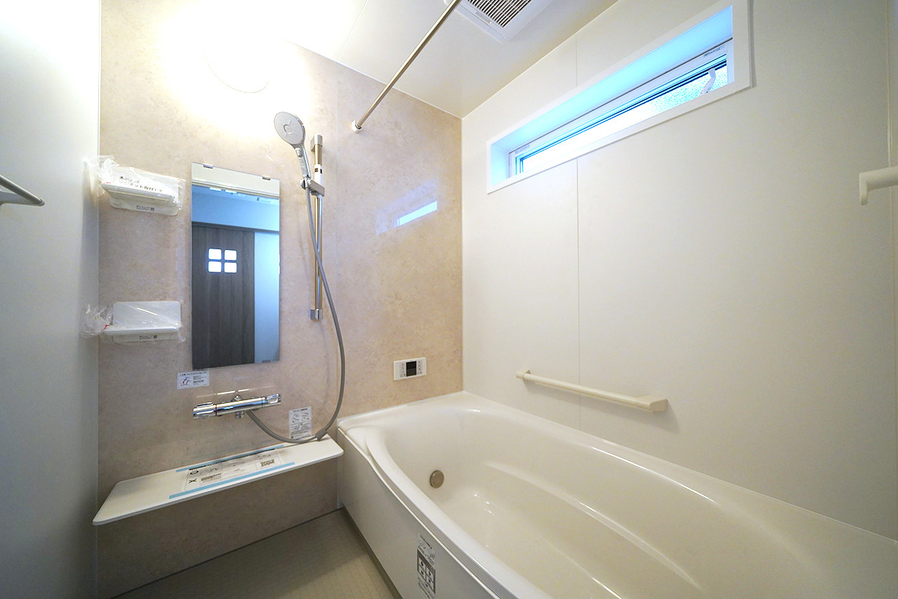 バスルーム：浴室暖房乾燥機付きで毎日の入浴が快適に。