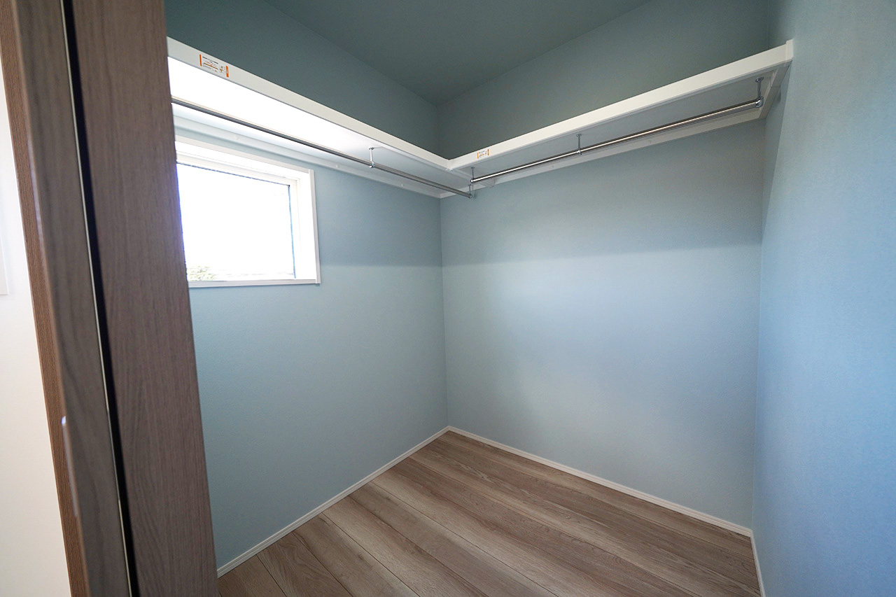 ウォークインクロゼット：衣類や季節の家電などをすっきり収納でき、お部屋を広く使えます。
