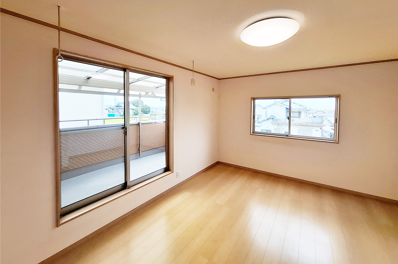 洋室①約9帖：バルコニーに面した、広々とした開放感のあるお部屋です。