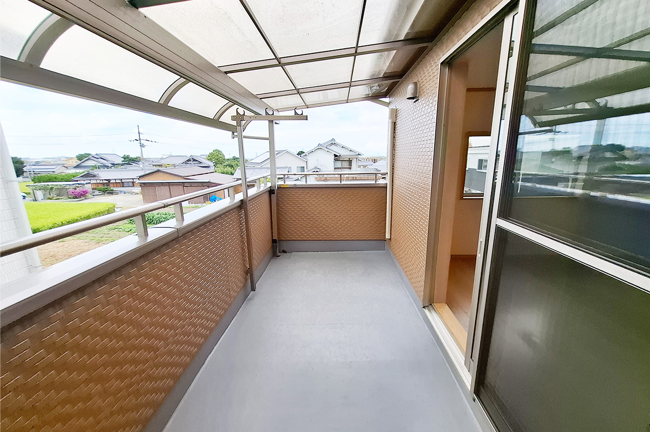 バルコニー：急な雨でもお洗濯物が濡れにくい屋根付き。