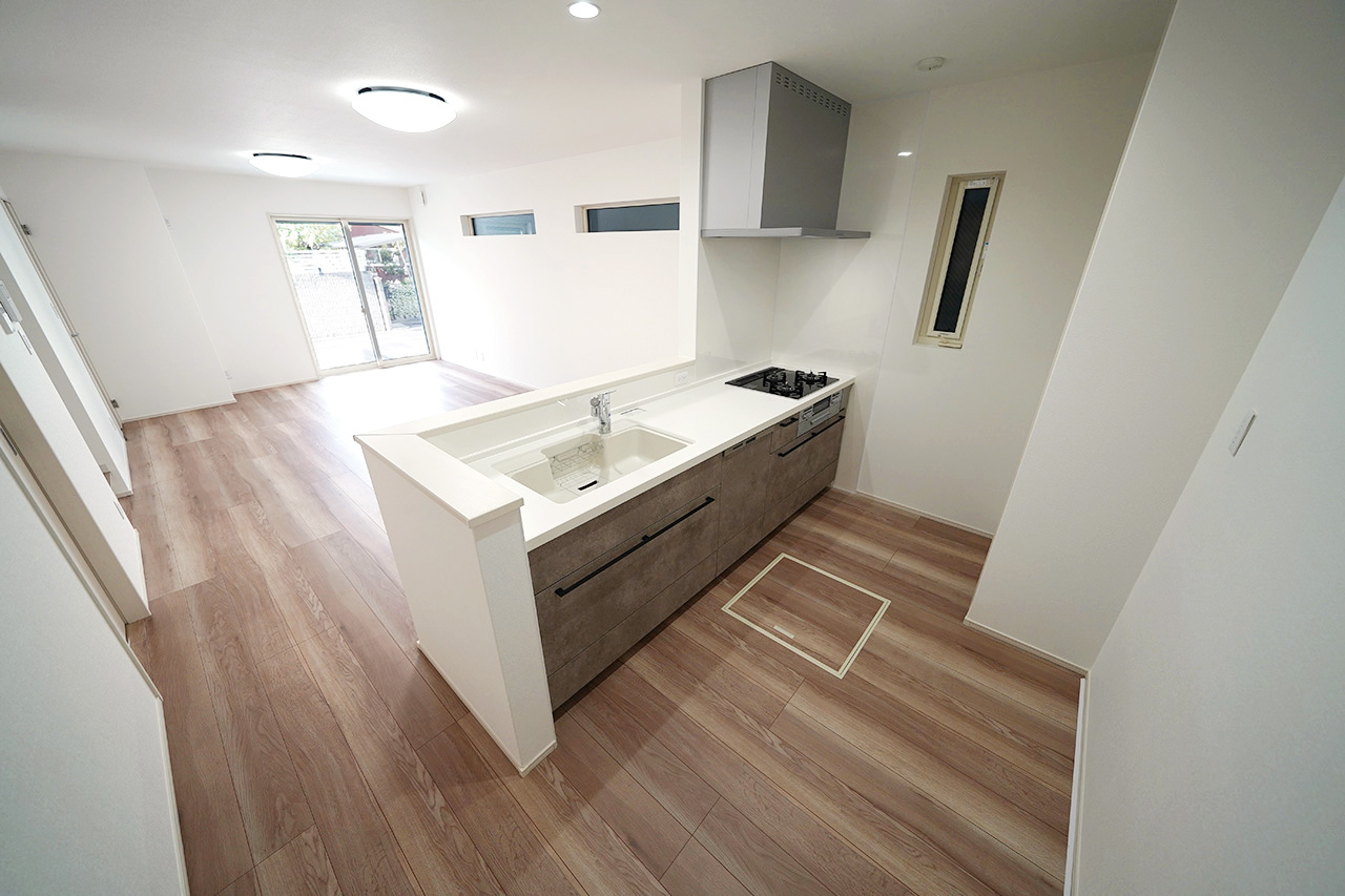 キッチン：リビングを見渡しやすいオープンキッチン。お料理をしながら家族との会話を楽しめます。