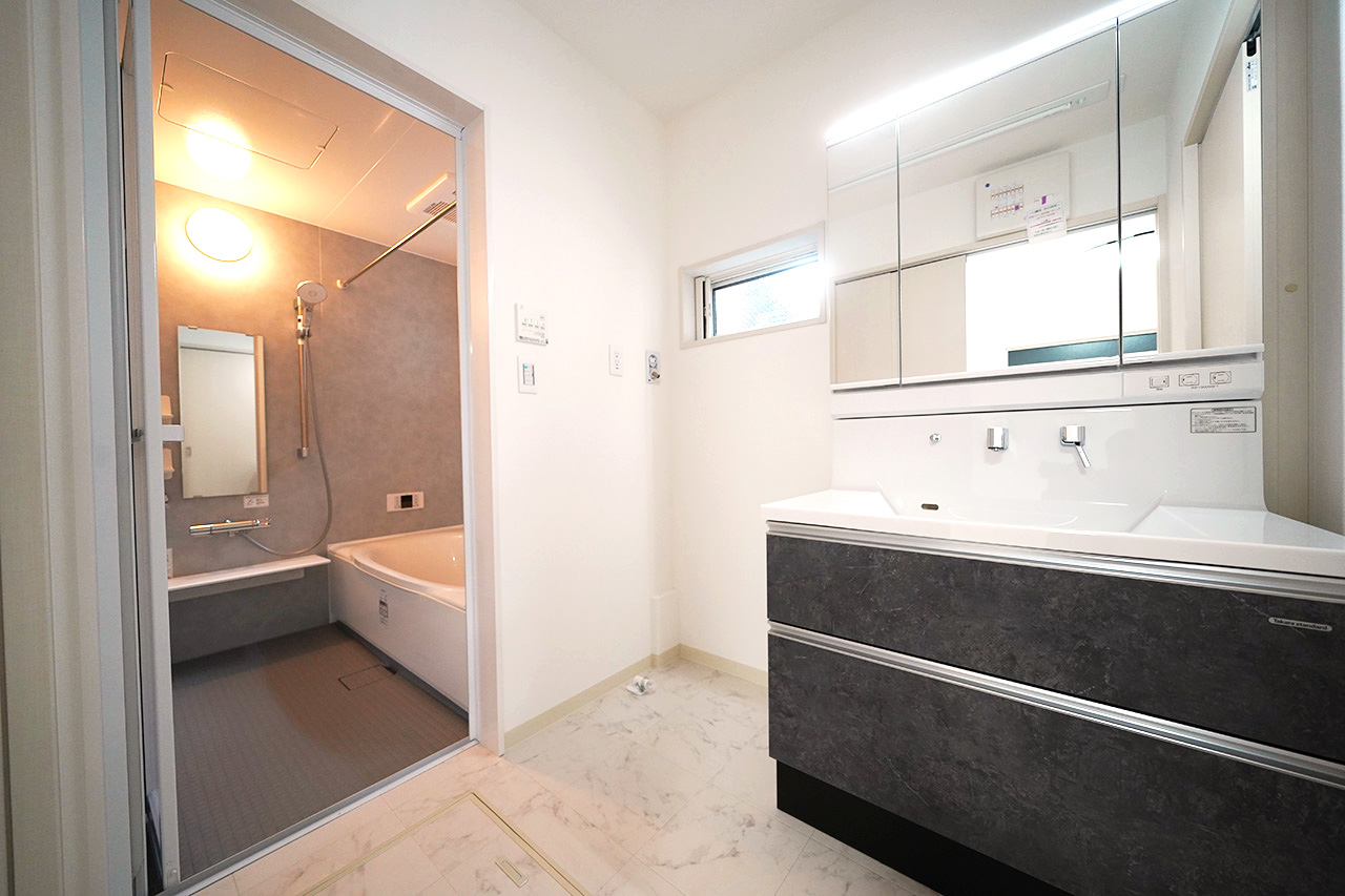 パウダールーム：上部には便利な室内物干しを設置しています。