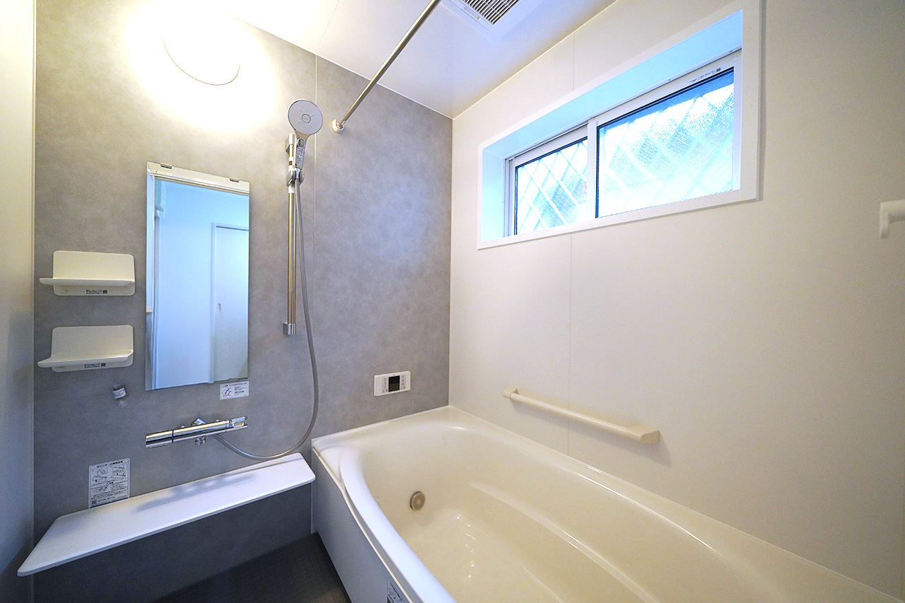バスルーム：浴室暖房乾燥機付きで毎日の入浴が快適に。