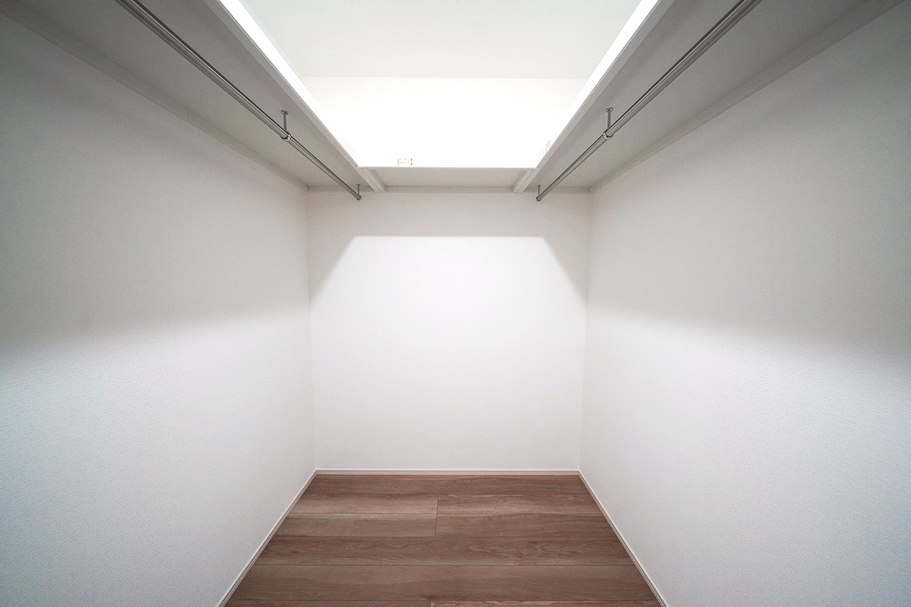 衣類や季節の家電などもすっきり収まる3帖大のウォークインクロゼット。お部屋を広く使えます。