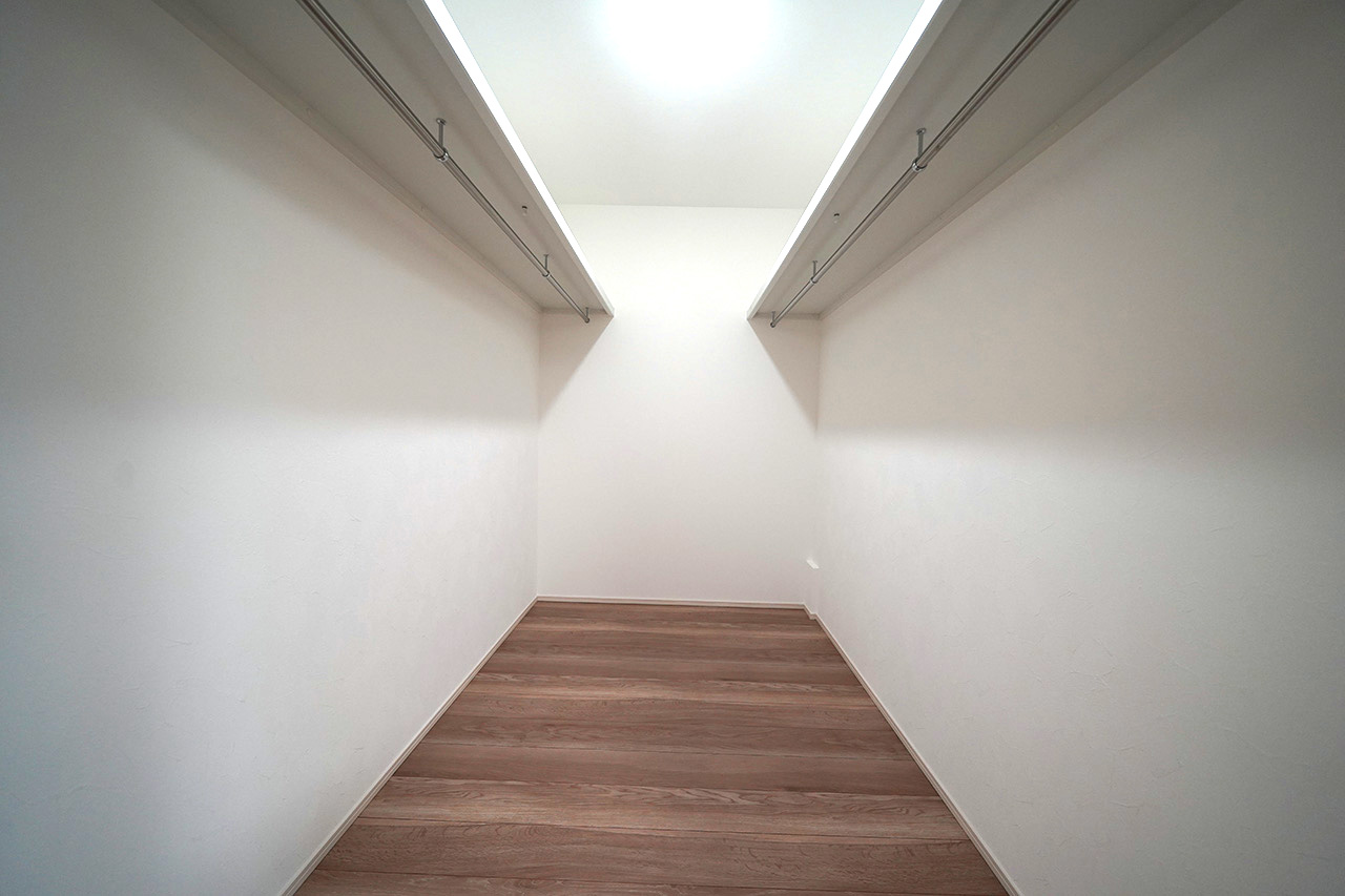 ウォークインクロゼット：3帖の広さで衣類だけでなく季節家電や日用品もすっきり収納可能。