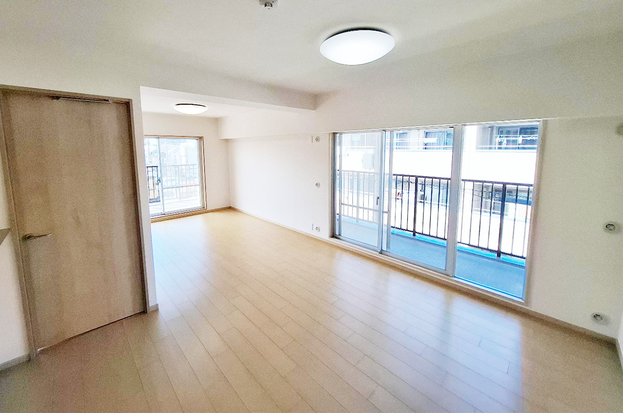 LDK:和室をリビングの一部に拡張。開放感ある広々LDKへリノベーション済み。