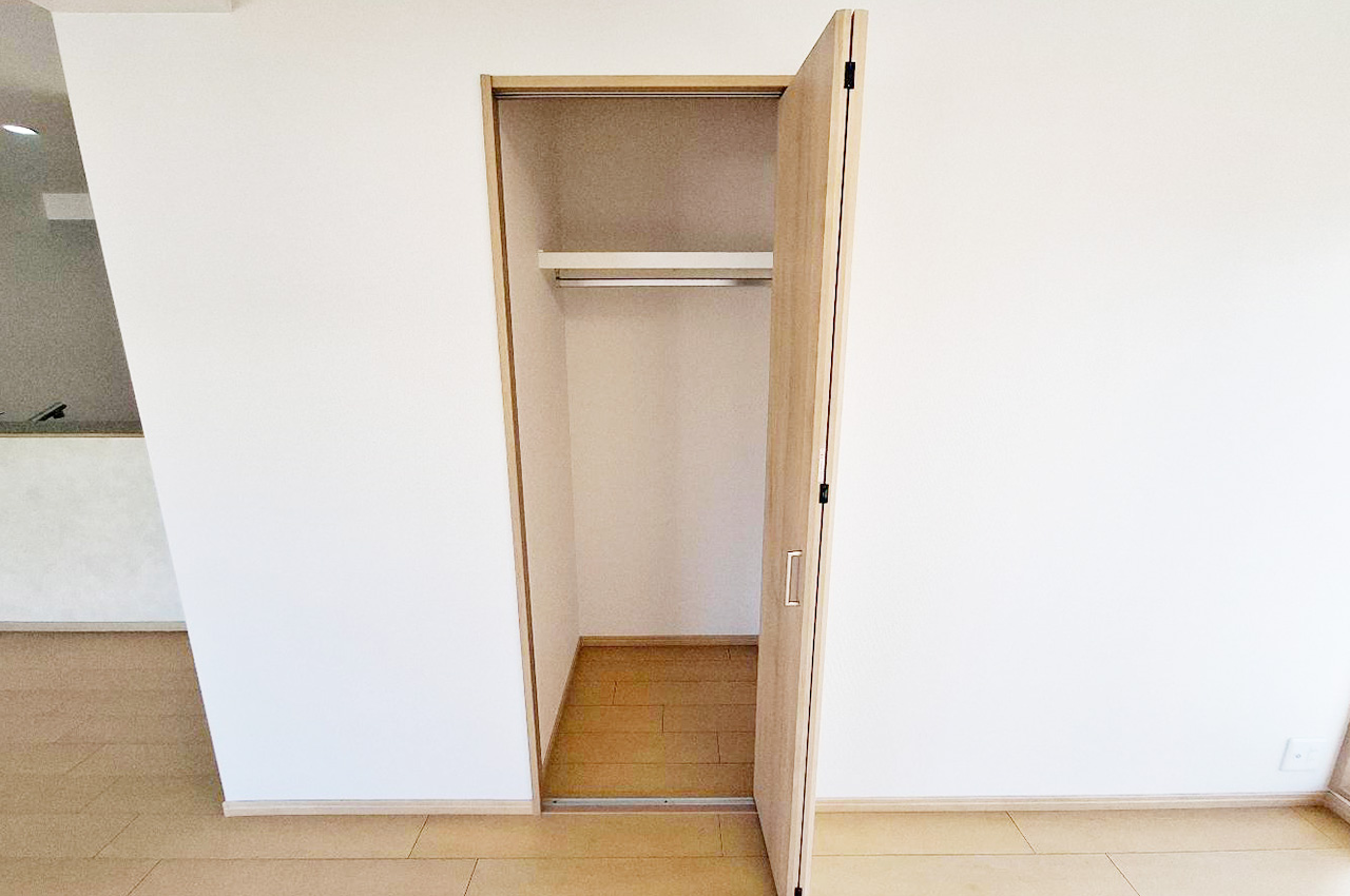 LDK:クローゼット付きで日用品や季節小物の収納に便利です。