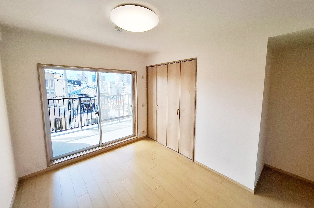 洋室③:南西向きバルコニーに面した明るいお部屋です。