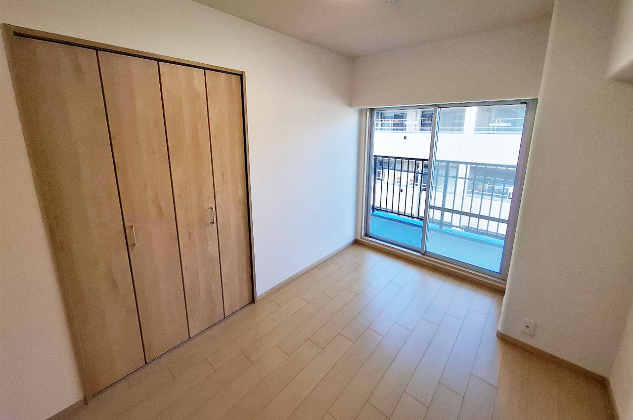 洋室①約5.4帖:バルコニーに直接出入り可能な導線。