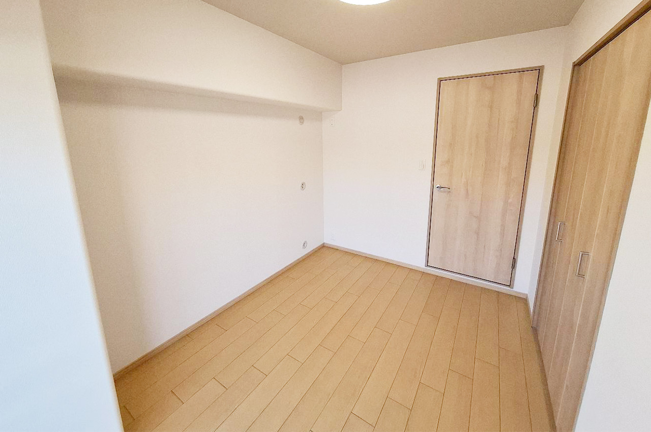 洋室①約5.4帖:クロスとフローリングを貼替え済み。