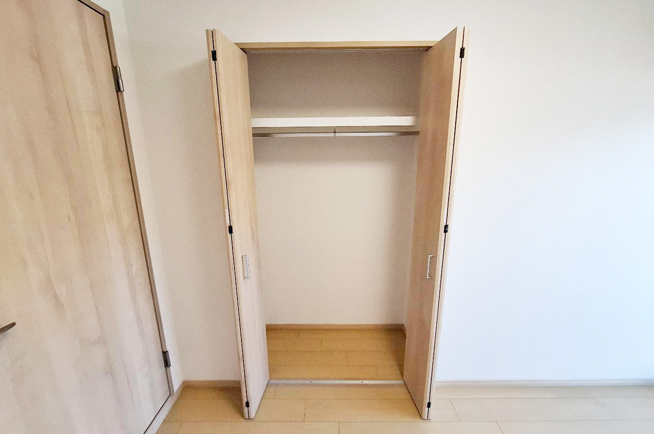 洋室①約5.4帖:新調済みのクローゼット付き。