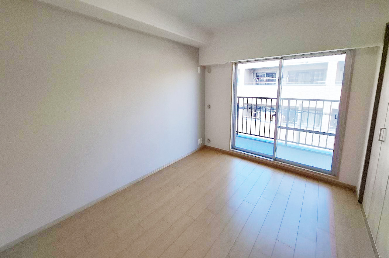 洋室②約5.5帖:バルコニーへ直接出入り可能です。