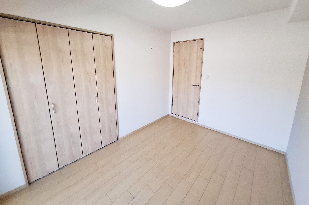 洋室②約5.5帖:クロスとフローリングを貼替え済み。