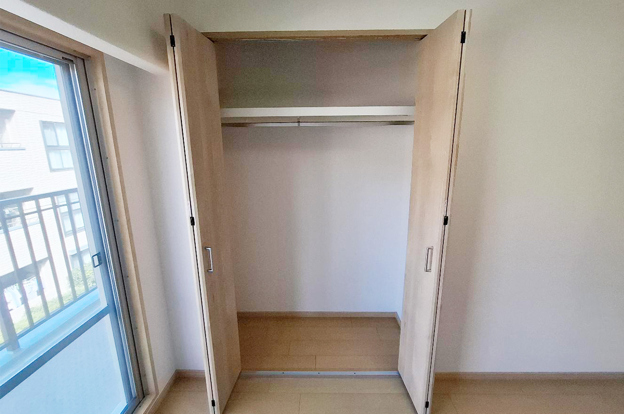 洋室②約5.5帖:新調済みのクローゼット付き。