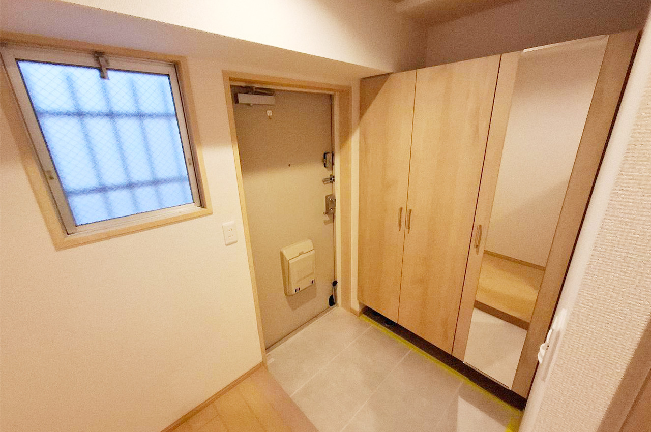 玄関:土間フロアタイルを新調済み。窓があり換気もしやすい玄関です。