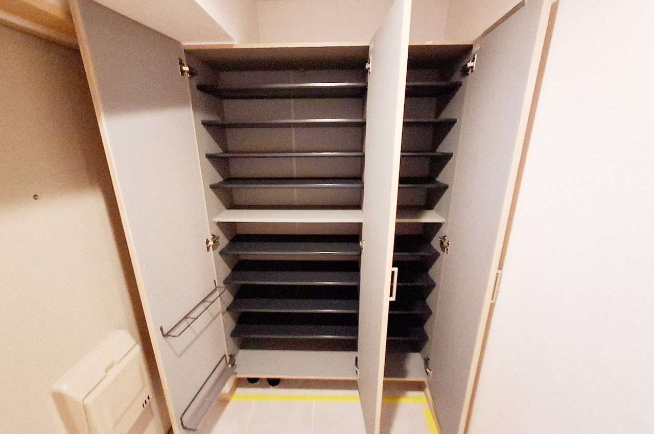 玄関:姿見付きの下駄箱は新調済み。収納も身だしなみチェックもラクラク。