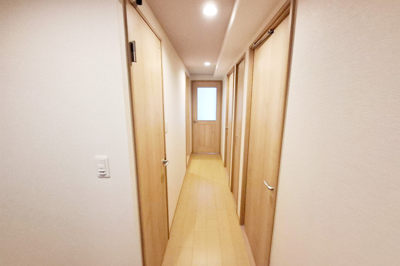 廊下:クロスとフローリングを貼替え済み。