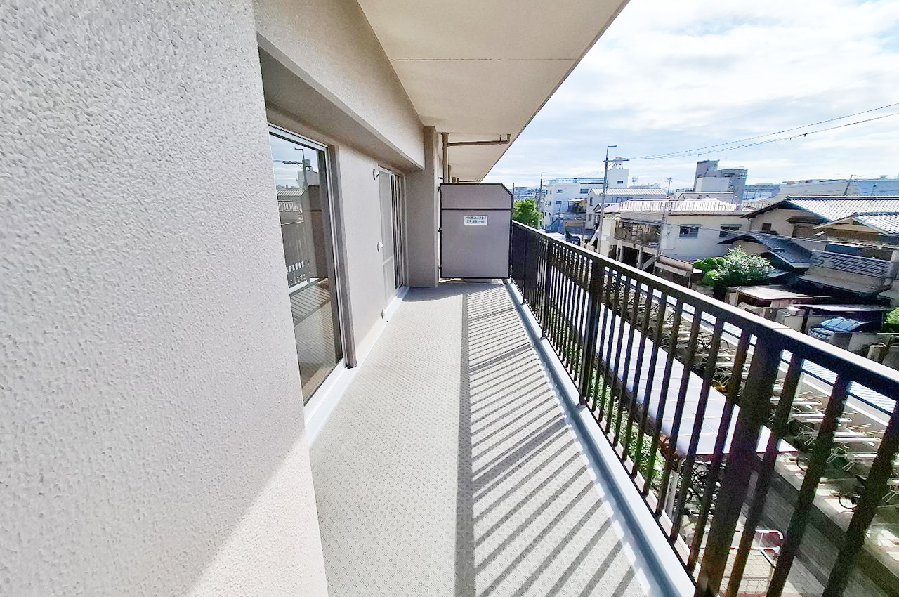 バルコニー:メインバルコニーは南西向き。引き回しバルコニーで全居室から出入り可能。