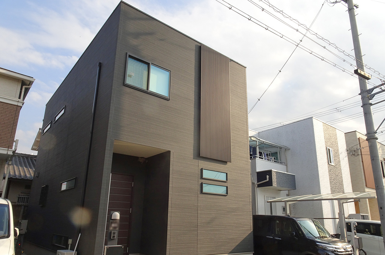 直線美が映えるダークカラーのスタイリッシュな外観