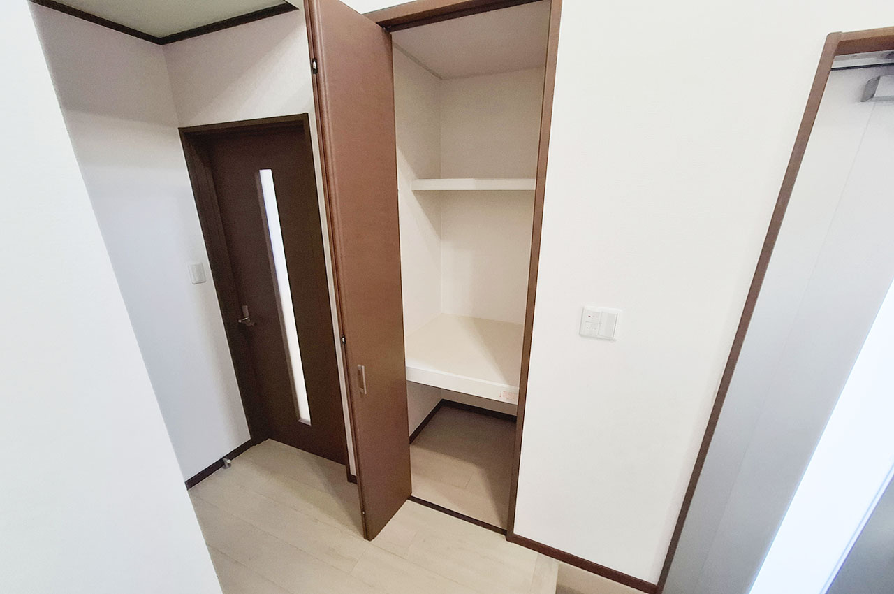 玄関:物入