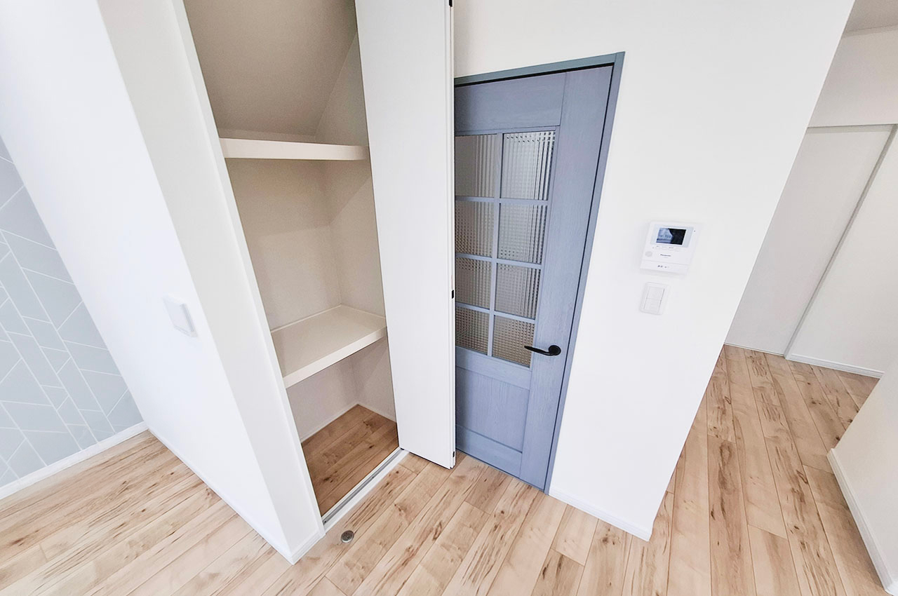 リビング物入：LDKの物入は日用品や小物収納に便利。